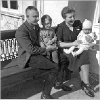 104-0164 Albert Ernst, Leiter der Bauernschule Ripkeim mit seiner Familie.jpg